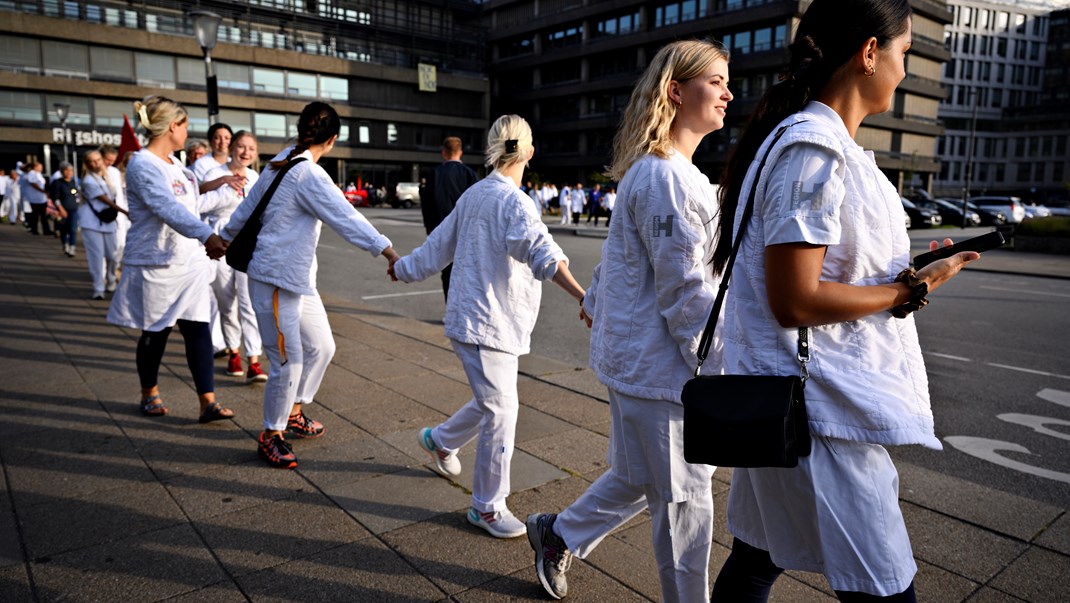 Sygeplejerskerne skal have retmæssig løn for deres arbejde. Men flugten fra sundhedssektoren løser vi ikke med løn alene, skriver Mads Nibe.