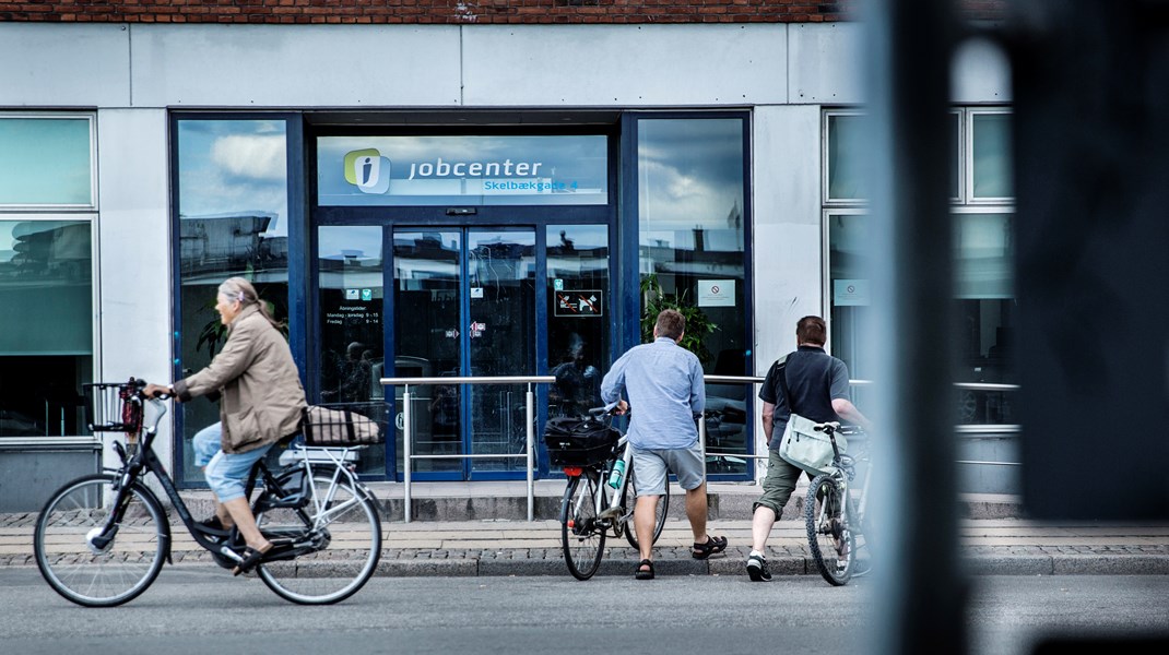 Sæt jobcentrene fri fra de bureaukratiske regler, og giv dem mere tillid, skriver Lone Loklindt (R).