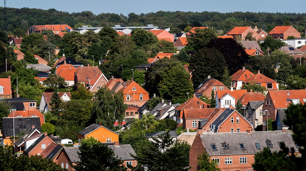 Gør
det lovpligtigt og attraktivt for banker at udbyde klimalån, der er øremærket
til konkrete energiforbedringer med dokumenteret effekt for klimaet, og som
tjener sig selv hjem, skriver Preben Merrild Angelo.