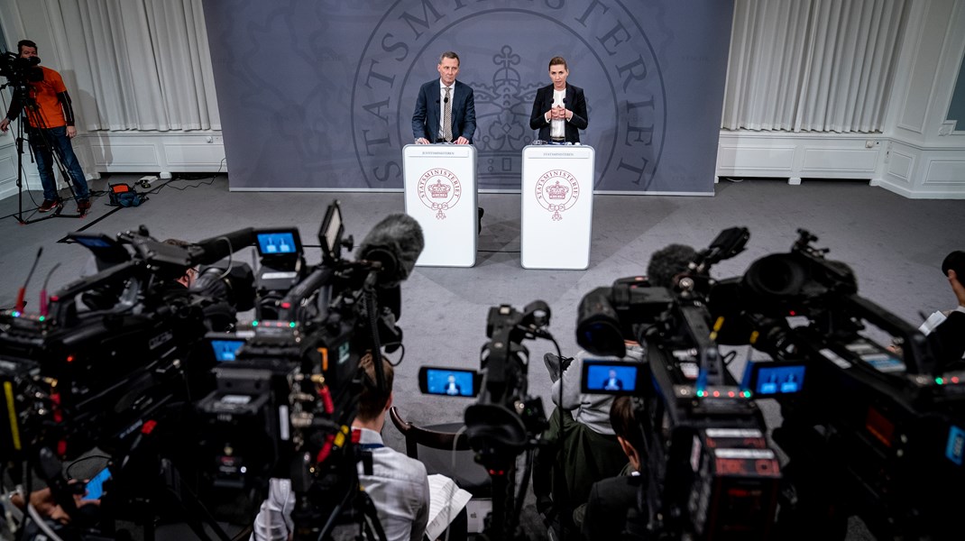 Spørgsmålet
er, om sådanne beskeder overhovedet skulle have været skrevet i første omgang,
hvis altså man vurderer, at det vil være forbundet med en betydelig risiko,
såfremt de ender i de forkerte hænder, skriver Rasmus Lau Petersen.