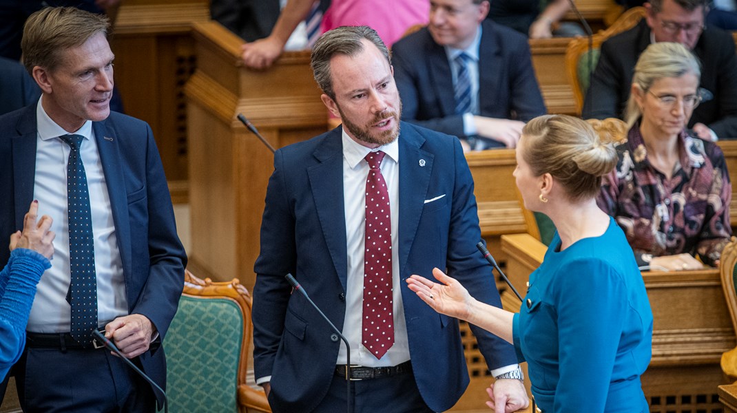 Tirsdag skal Mette Frederiksen (S) blandt andet svare på spørgsmål fra Jakob Ellemann-Jensen (V) og Kristian Thulesen Dahl (DF).