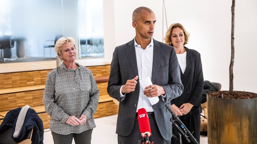 Fungerende beskæftigelsesminister Mattias Tesfaye holder fredag doorstep med Pernille Knudsen fra Dansk Arbejdsgiverforening og Lizette Riisgaard fra Fagbevægelsens Hovedorganisation. Her fortæller de, at virksomheder nu kan kræve coronapas af deres ansatte.