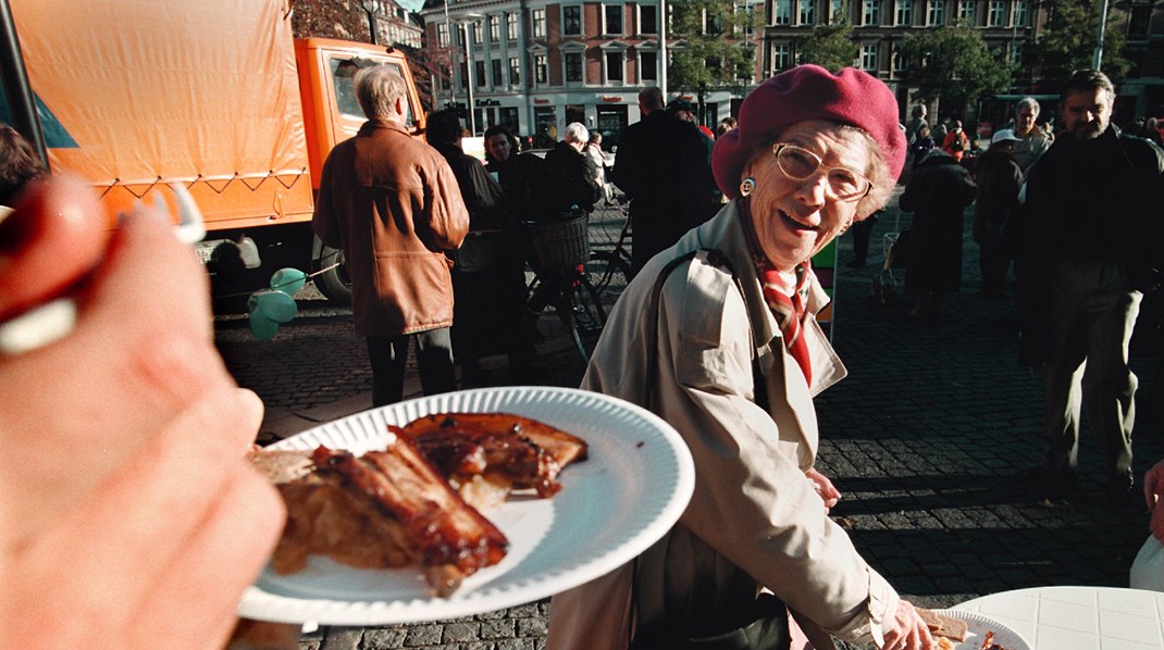 Her nyder Inger Jensen et stykke valgflæsk til kommunalvalget i 1997. Det er svært at sige, hvornår traditionen med valgflæsk startede, men udtrykket har eksisteret siden 1800-tallet. (Arkivfoto)