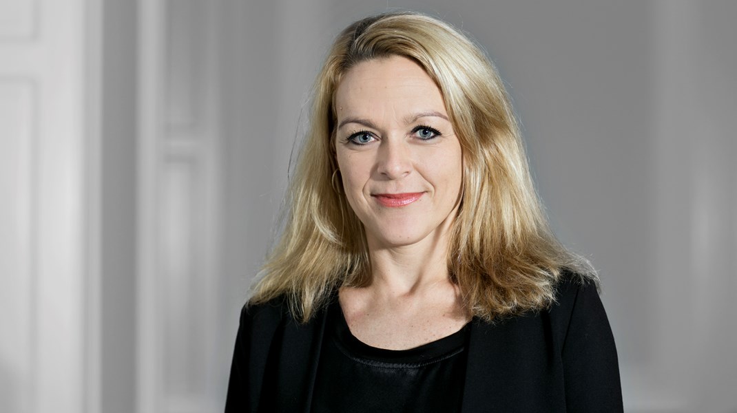 Vicedirektør i DA, Pernille Knudsen, advarer mod at bruge corona-krigskassen til højere løn til sygeplejerskerne, og mener i stedet at løsningen ligger i regeringens lønkomité. 