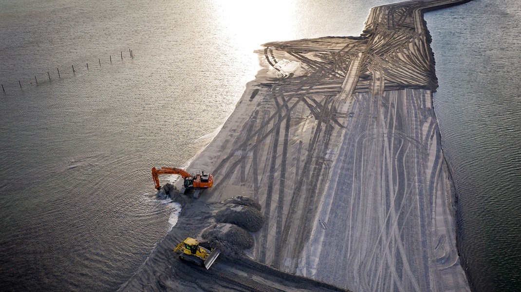 FCB består af de to hollandske virksomheder, Van Oord og Boskalis. De skal bygge arbejdshavnen og tunnellen på Femern-forbindelsen, og deres ansatte er specialister, som skal arbejde på vand med at anlægge tunnellen.