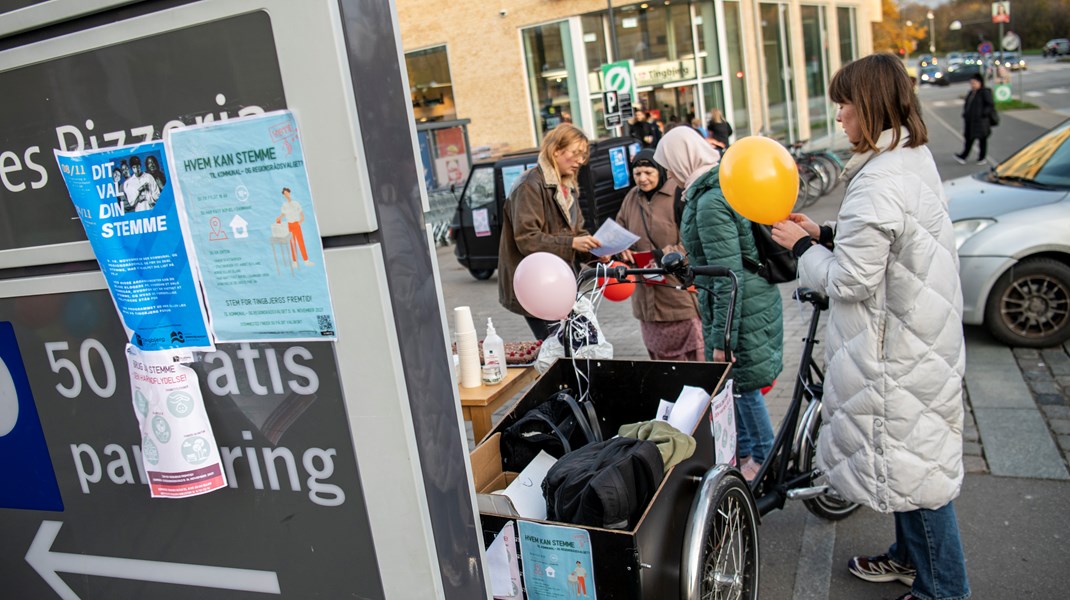 Louise Ahlskog (til højre) og Emma Holmgaard (til venstre) har i flere måneder planlagt initiativer for at forbedre Tingbjergs stemmeprocent. Et af initiativerne er de plakater, der hænger til venstre i billedet.