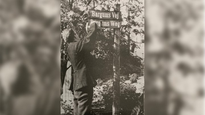 De tyske skilte tages ned, og efterlader de danske alene. Stridigheden om skiltningen er en aktuel debat i dag, hvor de sønderjyske borgmestre anerkender, at de bryder mindretallets rettighed defineret i Europarådets rammekonvention. (Arkivfoto)