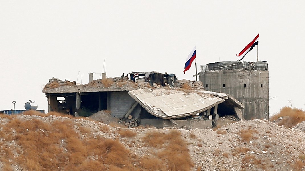 Det danske firma Dan-Bunkering står tiltalt for at have leveret jetbrændstof til Rusland til brug i Syrien. Her ses det russiske og syriske nationalflag i det nordlige Syrien, oktober, 2019. Arkivfoto.