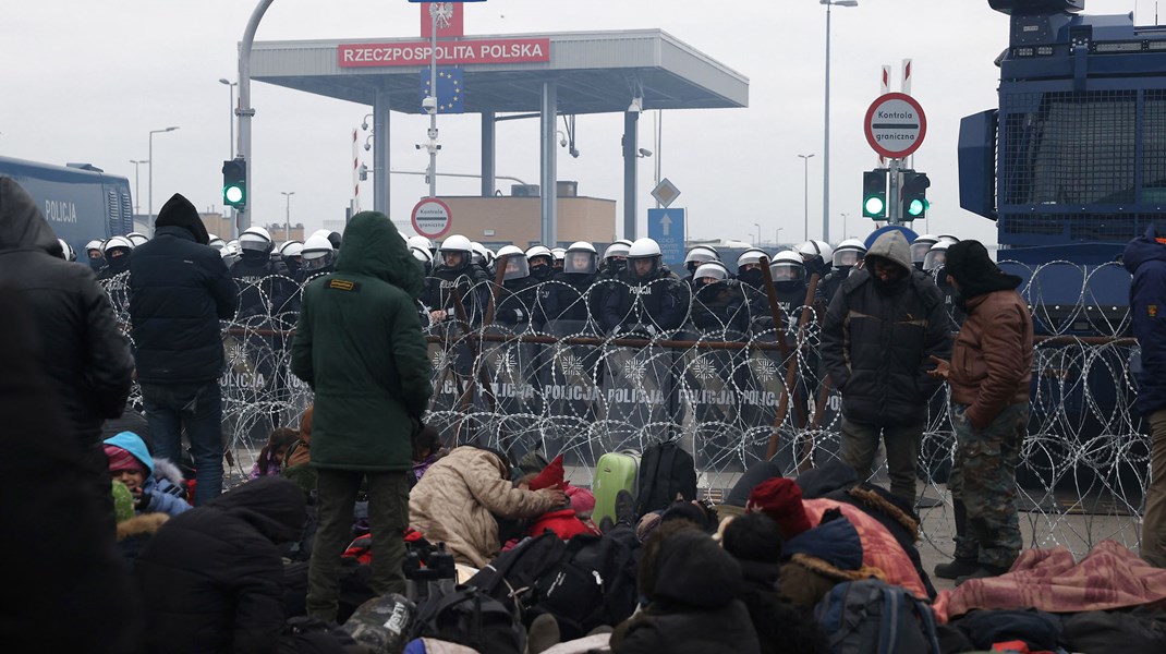 Lukasjenkos strategi med at bruge mennesker som våben og fragte migranter fra Mellemøsten til Belarus’ grænse til Polen og Baltikum er et godt eksempel på, hvordan globaliseringen i dag bliver brugt som et våben, skriver Lykke Friis.