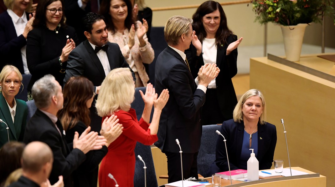 Magdalena Andersson modtager stående applaus efter onsdag morgens afstemning i Rigsdagen.