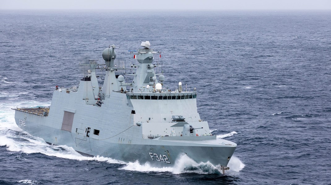 Fregatten Esbern Snare på vej mod Guinea Bugten.