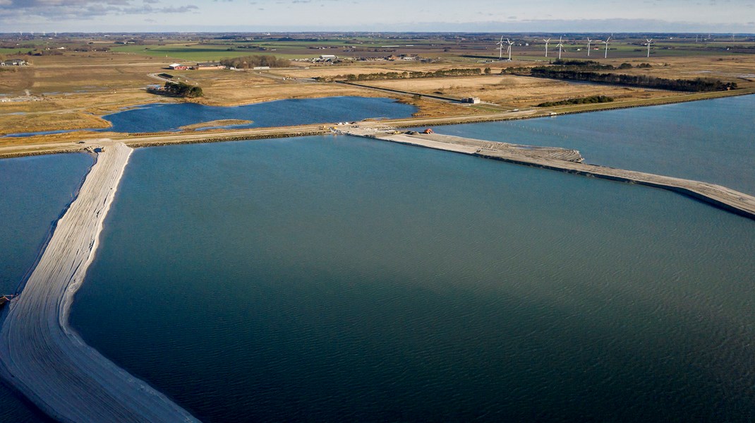 Femern-tunnelen bliver 18 km lang, når den står klar. Det hollandske konsortium består af Van Oord og Boskalis, hvis medarbejdere er specialister i den form for byggeri. 