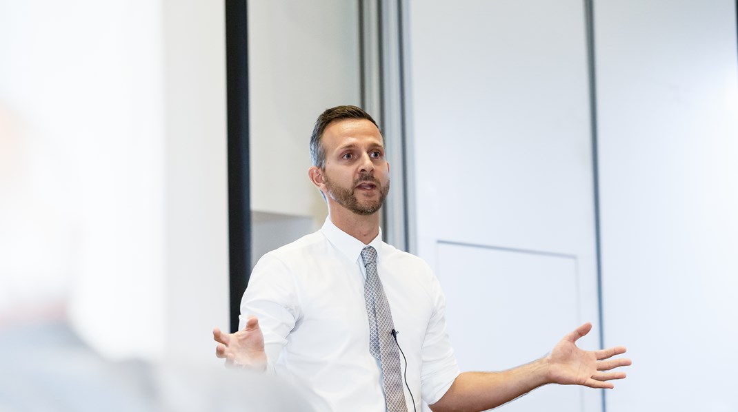 SMVdanmarks topchef, Jakob Brandt, fremhæver flere eksempler på sager, hvor de små og store virksomheder har modstridende interesser, og hvor SMVdanmark og DI har hver sin holdning. 