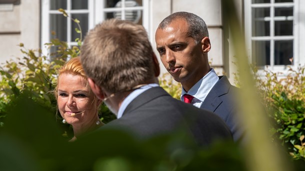 To integrationsministre - den tidligere, Inger Støjberg, (tidligere V, nu MF og løsgænger) og Mattias Tesfaye, siddende (S) som ofte har ytret sig om problemerne med integration og mindre ofte om fremgangen på området.