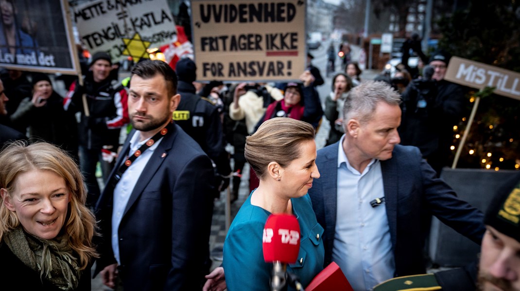 En besynderlig opvisning af frustrerede minkavlere, Men In Black-repræsentanter og vaccinemodstandere protesterede mod statsministeren, som gik ind til en seks timers afhøring i Minkkommissionen, skriver Lisbeth Knudsen.
 