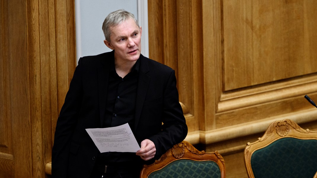 De byrder, jeg som folketingsmedlem kan lægge på de danske vælgere, rammer slet ikke mine vælgere. Og de danske vælgere kan ikke skifte mig ud. De har ikke adgang til min plads på Christiansborg, skriver Sjúrður Skaale.