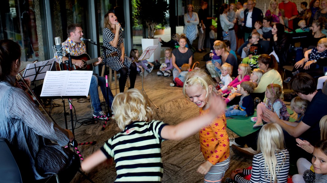 I dag er en guitar i børnehaven et sjældent syn og fællessang er fraværende i mange børns skoleliv, skriver to lektorer og generalsekretæren i Danske Musik- og Kulturskoler. Arkivfoto fra koncert på Rigshospitalet.