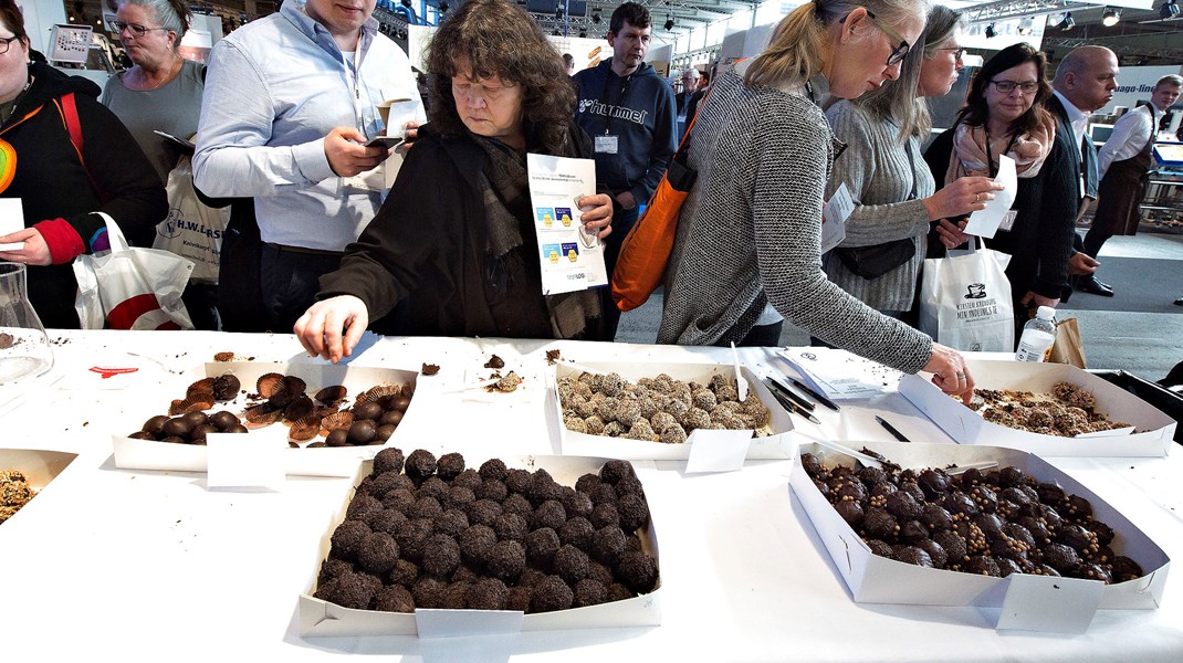 Hvis man har en romkugle, der er lavet af kagerester tilført kakao og til sidst overtrukket med chokolade, så vil hele romkuglen være pålagt chokoladeafgift. Er romkuglen derimod rullet i krymmel, men stadig lavet af kagerester og kakao, så er hele kagen uden afgift, skriver Morten Messerschmidt og Dennis Flydtkjær. 