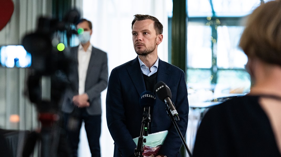 I kølvandet på sager om kontanhjælpsfejl bør beskæftigelsesminister Peter Hummelgaard (S) give kommunerne et påbud om at gennemgå alle relevante sager fra 2016 og frem til i dag, mener Kira West og Thorkild Olesen.