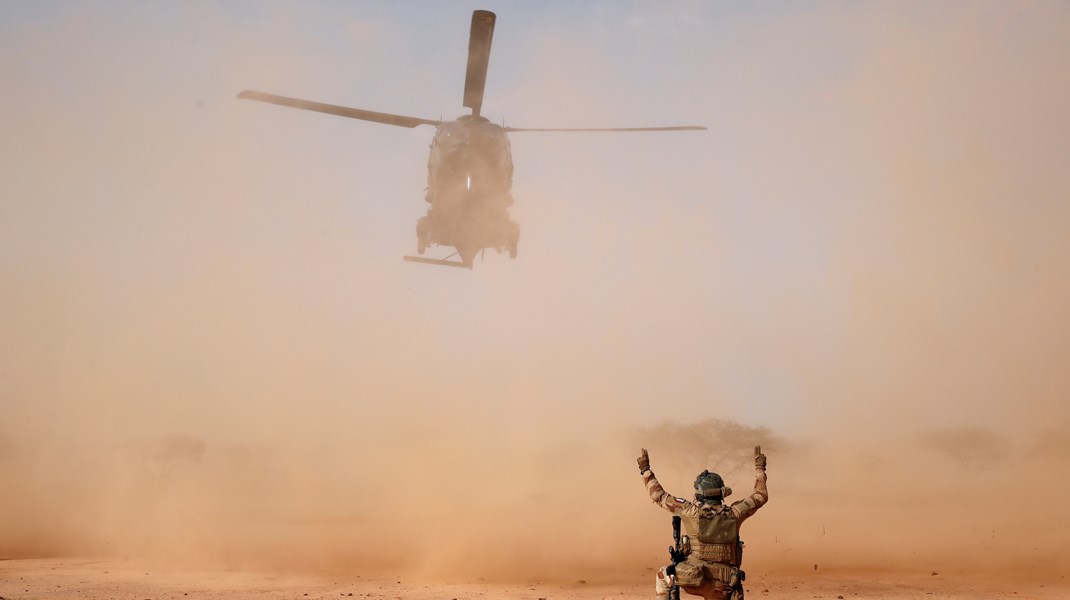 En Caiman helikopter lander på en militærbase, som en del af Operation Barkhane, som Danmark, siden januar, bistår Frankrig i. 