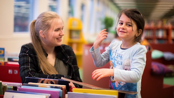 2 Timer om Ugen er en af Fonden for Socialt Ansvars nyere frivilligindsatser, hvor frivillige hjælper flersprogede børn i alderen 3-8, så de kommer godt gennem sprogvurderingen før skolestart. Med den nye strategi vil fonden fortsat optage nye, eksisterende initiativer i fællesskabet, men også selv se på at udvikle nye indsatser inden for fokusområderne.