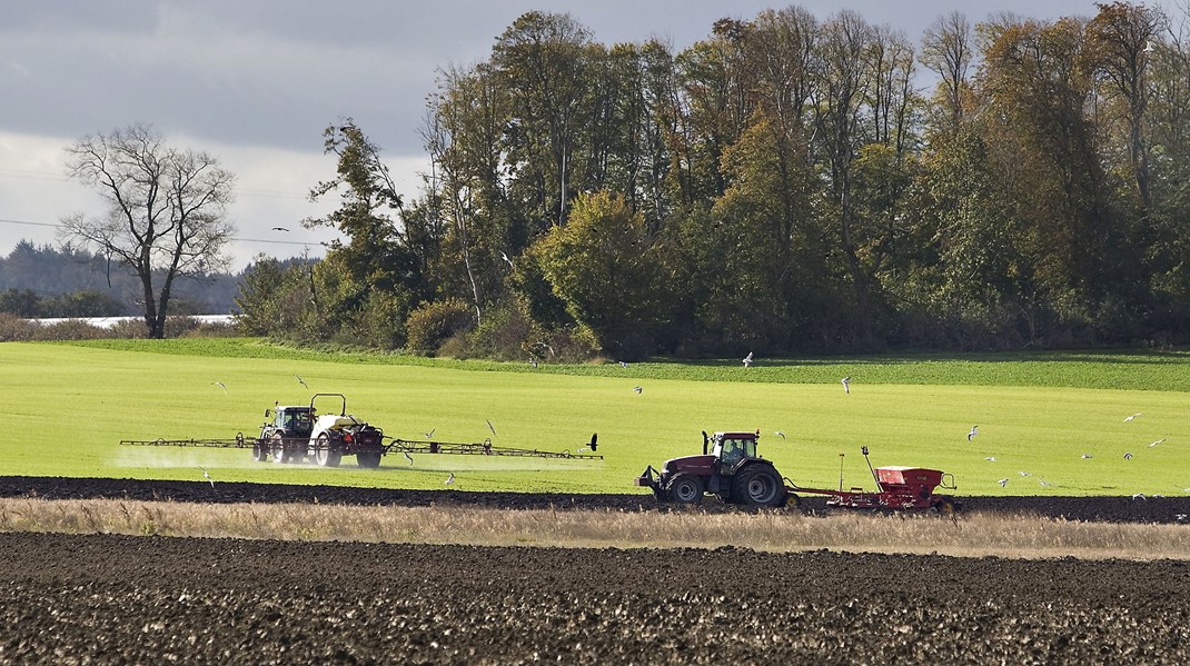 Det tager seks til syv år at få godkendt biologiske alternativer til pesticider i EU, skriver Ulrich Bang og Rikke Lundsgaard.