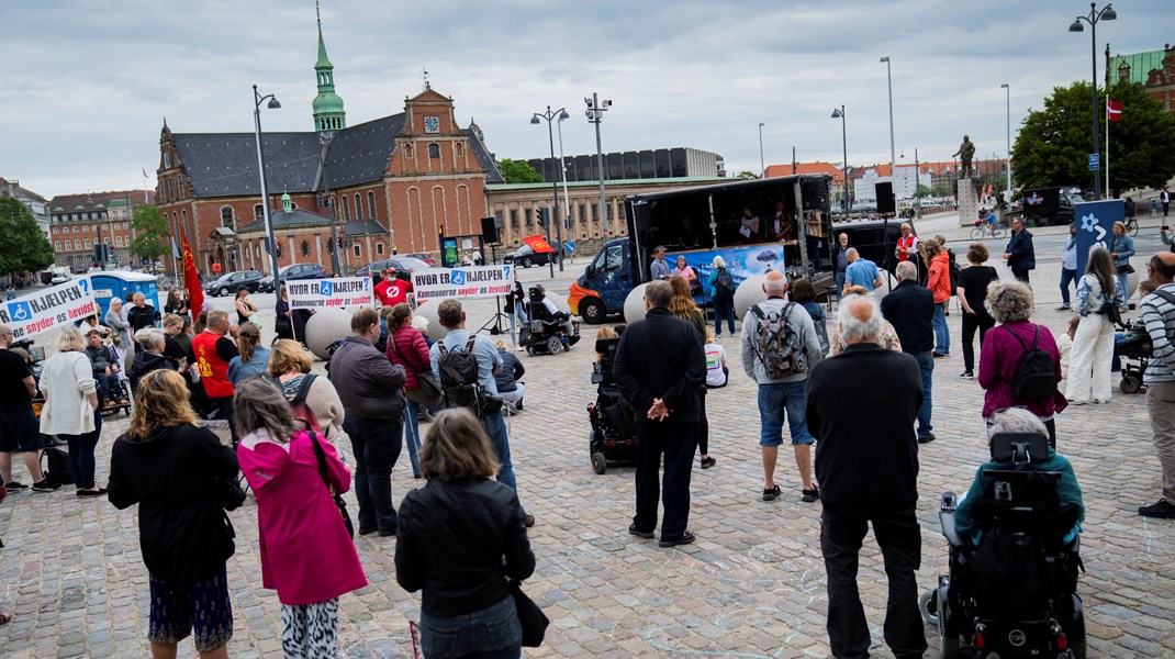 Mennesker med handicap har ret til at arbejde på lige fod med andre, skriver Nikolaj Nielsen og Hans Bruun Dabelsteen. Demonstration imod regeringen og KL's økonomiaftale for 2022 på Christiansborg Slotsplads i sommers (Arkivfoto).