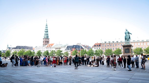 Der kan - trods den korte fysiske afstand - være langt fra at stå og demonstrere for en sag uden for Christiansborg og til at føle, at man som civil aktør får sit budskab igennem. Her demonstreres mod EU-dom om tørklædeforbud i juli 2021. Men der findes veje ind - mød her to organisationer, der har fundet hver deres. 