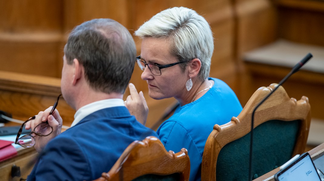 Børne- og undervisningsminister Pernille Rosenkrantz-Theil (S) skal på et samråd redegøre for, hvordan regeringen vil skaffe nok personale i daginstitutionerne til at sikre børnenes trivsel.