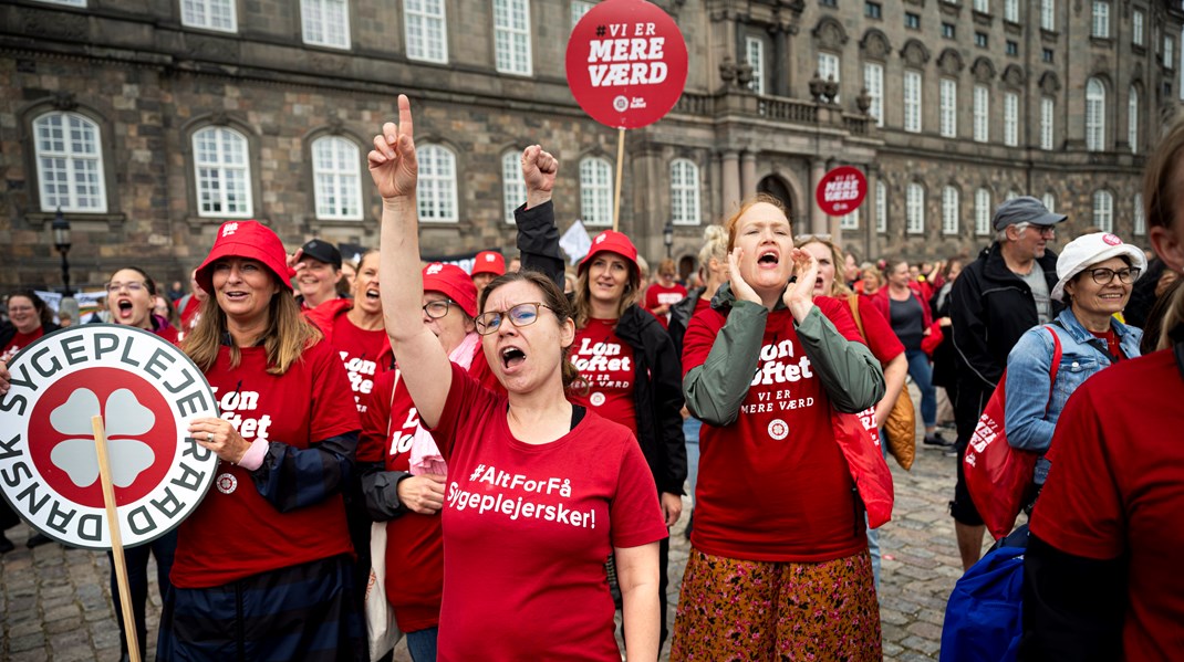 Regeringen fortjener topkarakter for sit effektive “holdkæft-bolsje” til sygeplejerskerne