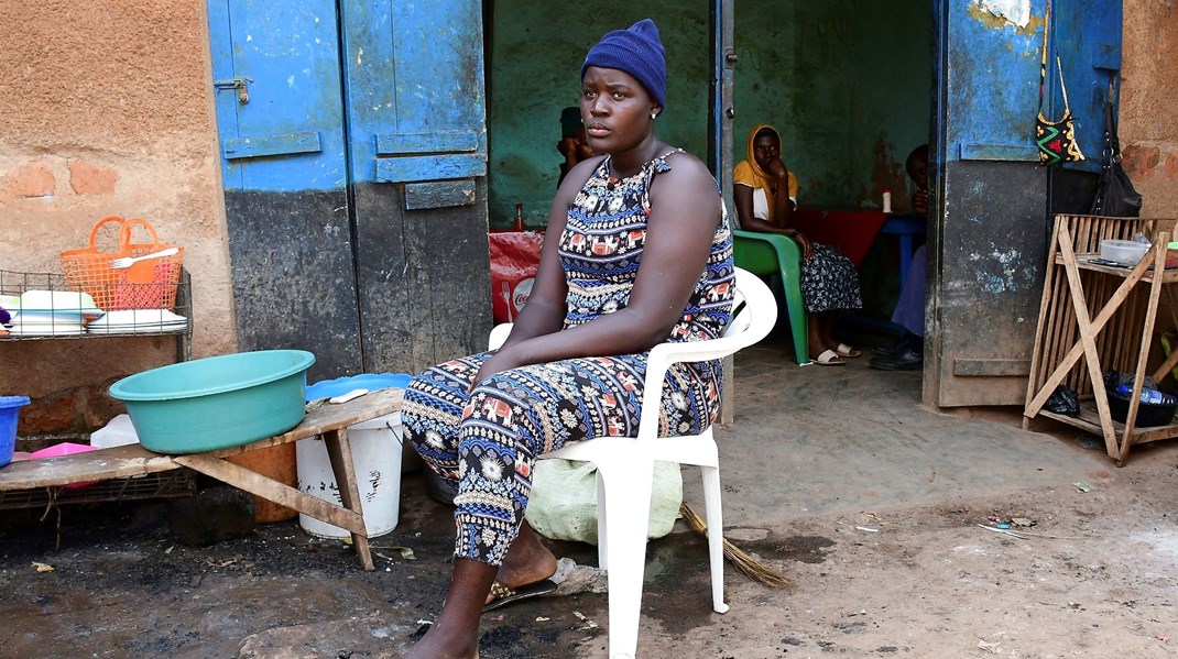 Fridah Namuganza er studerende. Her ses hun foran en restaurant, hvor hun arbejder som tjener. Hendes skole er lukket som følge af coronapandemien. 7. januar, 2022.