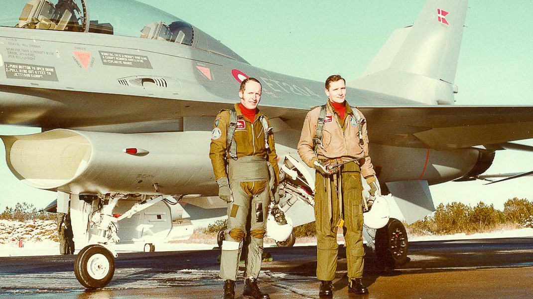 Det første danske F-16-fly landede på Flyvestation Skrydstrup 18. januar 1980 med den daværende chef for Flyvevåbnets Eskadrille 727, Christian Hvidt, med hånden på joysticket og daværende forsvarschef, Knud Jørgensen, på bagsædet.