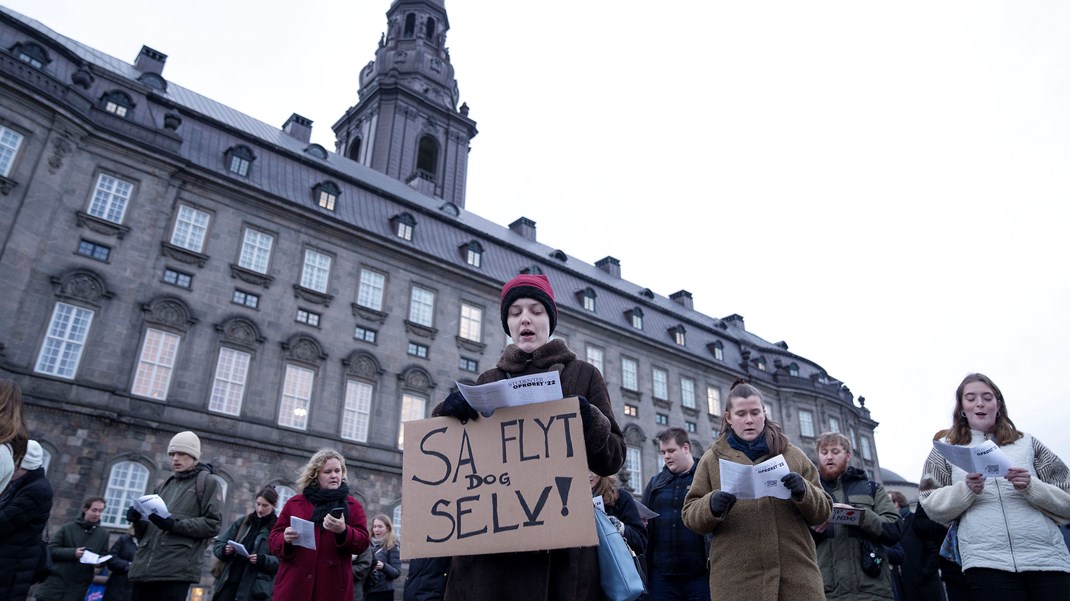 Udflytningsaftalen giver færre unge mulighed for at tage den uddannelse, de drømmer om, skriver Clara Halvorsen og Katrine Kildgaard.