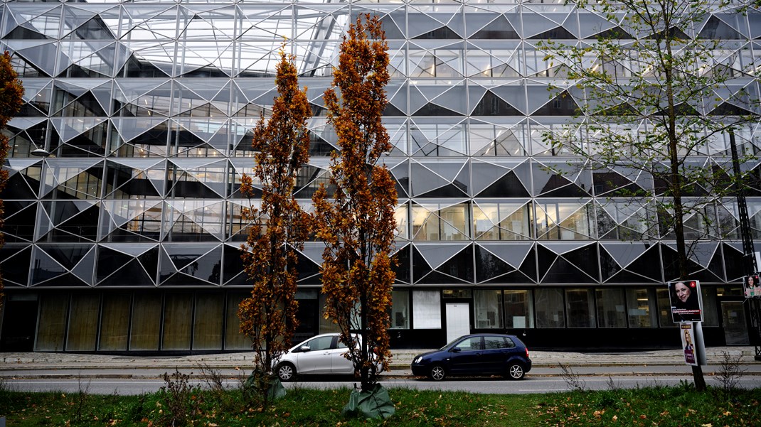 Niels Bohr-bygningen skal en dag huse 3.000-4.000 studerende samt 1.200 forskere og ph.d.-studerende på omtrent 52.000 kvadratmeter, men byggeriet er både blevet fordyret og forsinket ad flere omgange.