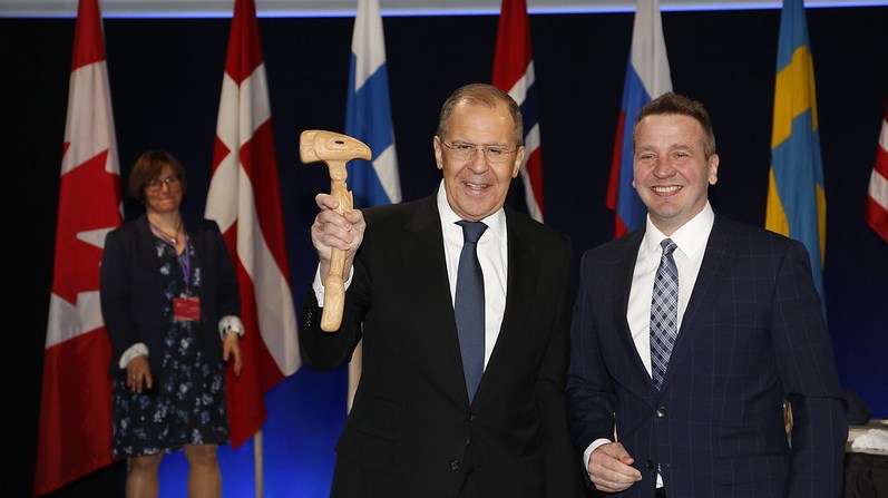 Ved Arktisk Råds ministermøde i Reykjavik i Island i maj 2021 overdrage Islands udenrigsminister Gudlaugur Thor Thordarson (t.h.) formandshammeren til Ruslands udenrigsminister Sergei Lavrov (t.v.).