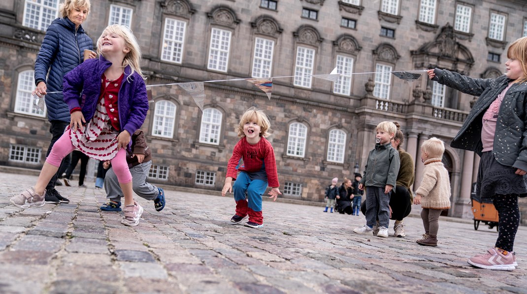 Værdien af en børnefamilie i trivsel er helt afgørende for, hvordan vi som samfund og mennesker har det, skrive r Alternativer. (arkivfoto fra en demonstration for bedre barselsforhold på Christiansborgs slotsplads i september 2021)