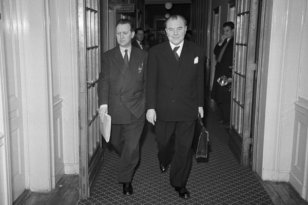 To af folkepensionens stamfaddere, Hans Hedtoft (tv.) og H.C. Hansen. Løftet om en universel alderdomsbetinget ydelse var med til at vinde Hedtoft regeringsmagten tilbage fra Venstre i 1953. I 1956 blev løftet indfriet af H.C. Hansen, og folkepension til alle over 67 år var en realitet.