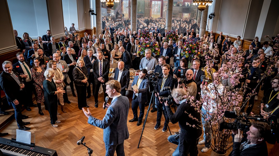 Aftenen før Kjærsgaards 75-års fødselsdagsreception forlod fire medlemmer projekt Messerschmidt ved at foranstalte karaktermord på formanden og partistifteren over for alle medier med tændte mikrofoner, skriver Jarl Cordua.