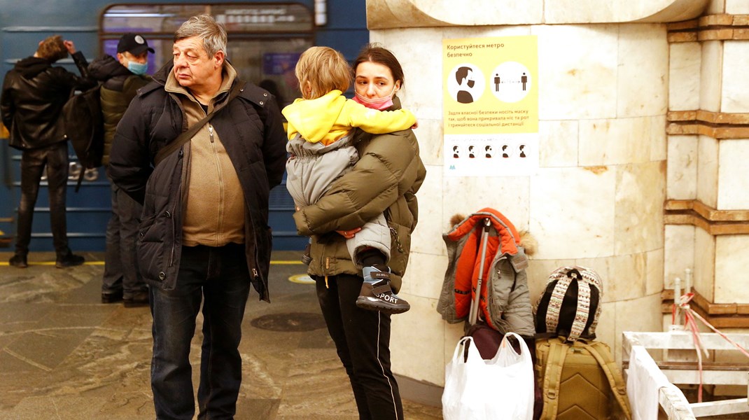 Ukrainere søger torsdag morgen ly i en metrostation oven på eksplosioner i Ukraines hovedstad, Kijev.