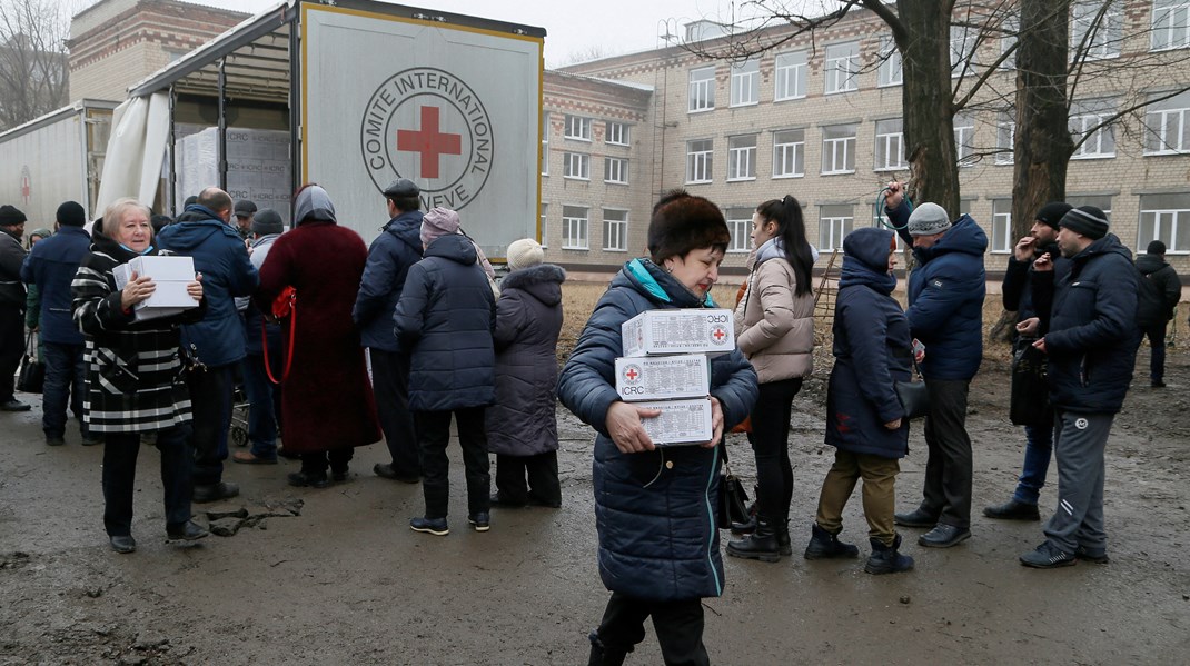 Ukrainske borgere i byen Donetsk modtager humanitær bistand fra Internationalt Røde Kors.