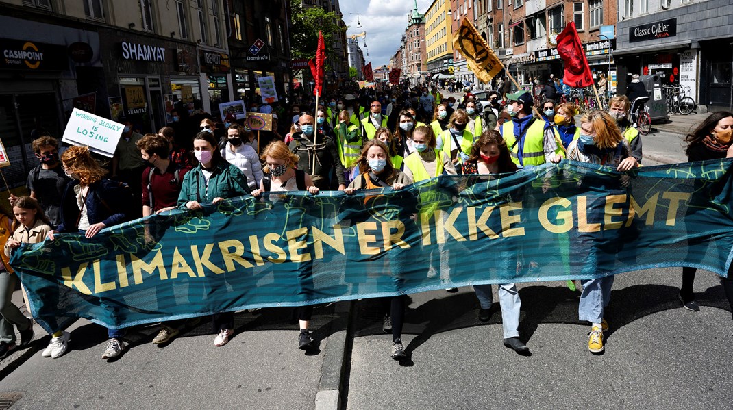 Sidste år gik tusindvis af studerende igennem Københavns gader for at sætte fokus på klimakrisen. Nu skal politikerne på rådhuset diskutere, om landets største kommune skal have et nyt klimabudget. 