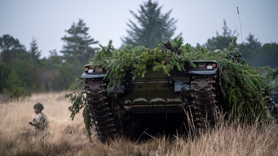 På et skydeterræn i Oksbøl gør soldater klar til Nato-mission: 