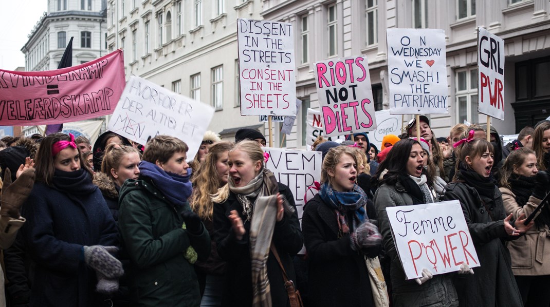 Demonstranter til feministisk 8. marts-demonstration 'til kamp for ligestilling i hverdagen' i 2017. 