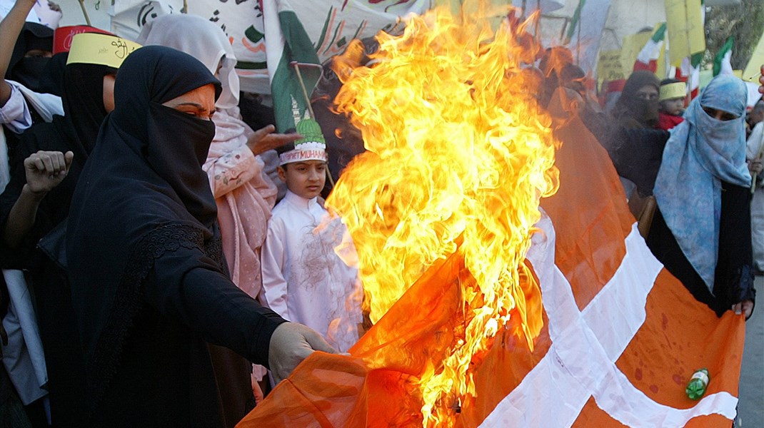 Afbrænding af Dannebrog i Pakistan midt under Muhammed-krisen i februar 2006.