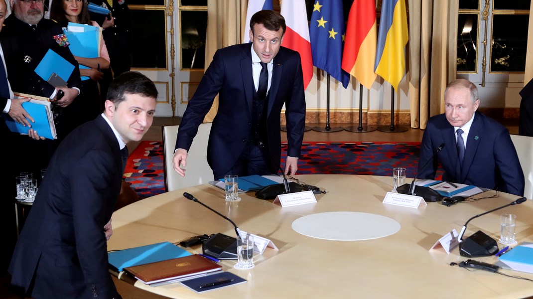 Arkivfoto fra 2019. Ukraines præsident, Volodymyr Zelenskij, Frankrigs præsident, Emmanuel Macron og Ruslands præsident, Vladimir Putin. 