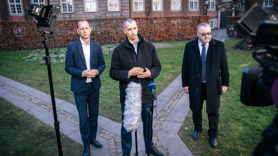 Fredag mødtes udlændinge - og integrationsminister Mattias Tesfaye (S) med Jacob Holbraad, adm. direktør i DA og Ejner Holst, næstformand i FH. Her gav de hinanden håndslag på at sikre ukrainske flygtninge direkte adgang til arbejdsmarkedet. 