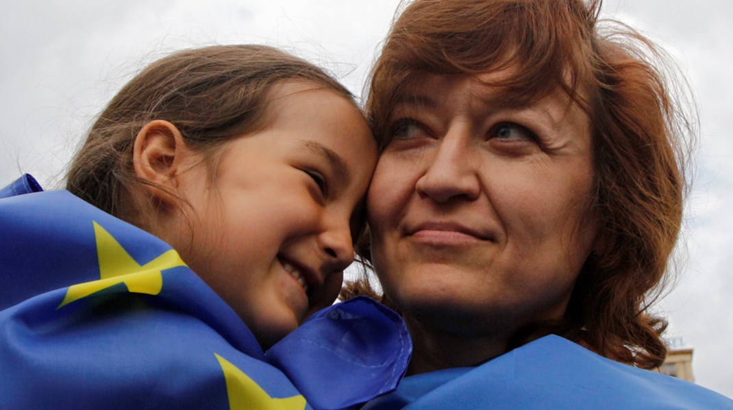 Arkivfoto: Da en midlertidig frihandelsaftale blev indgået mellem EU og Ukraine i juni 2014, festede ukrainerne. Her en pige og en kvinde, der er draperet i henholdsvis EU's flag og det ukrainske flag.