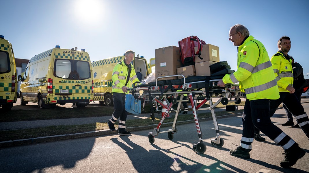 Dansk Præhospital Selskab foreslår blandt andet at nedsætte arbejdsgrupper bestående af politikere, regionsledelse, entreprenører og ambulancepersonale, der skal se på løsninger til gavn for personale og patientsikkerhed.