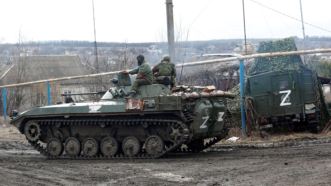 Pro-russiske
tropper kører en kampvogn bemalet med et Z i Donetsk. Z’et er blevet observeret
på mange af russernes militærkøretøjer og er også blevet et symbol båret af den
russiske invasions støtter ved demonstrationer og sportsbegivenheder.