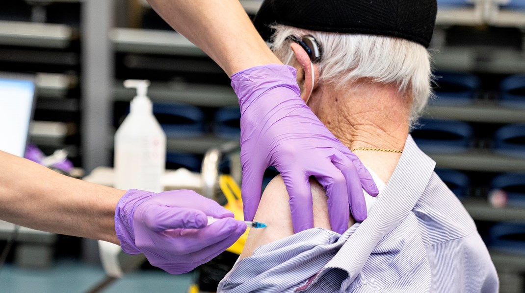 Uge for uge i 2022 har vi set en stigning af døde med covid-19 blandt beboere på plejehjem. Det er på trods af, at næsten alle beboere har modtaget det tredje vaccinestik, skriver professor Tine Rostgaard.